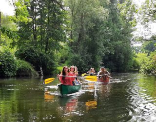 Das Team beim Kanu fahren.